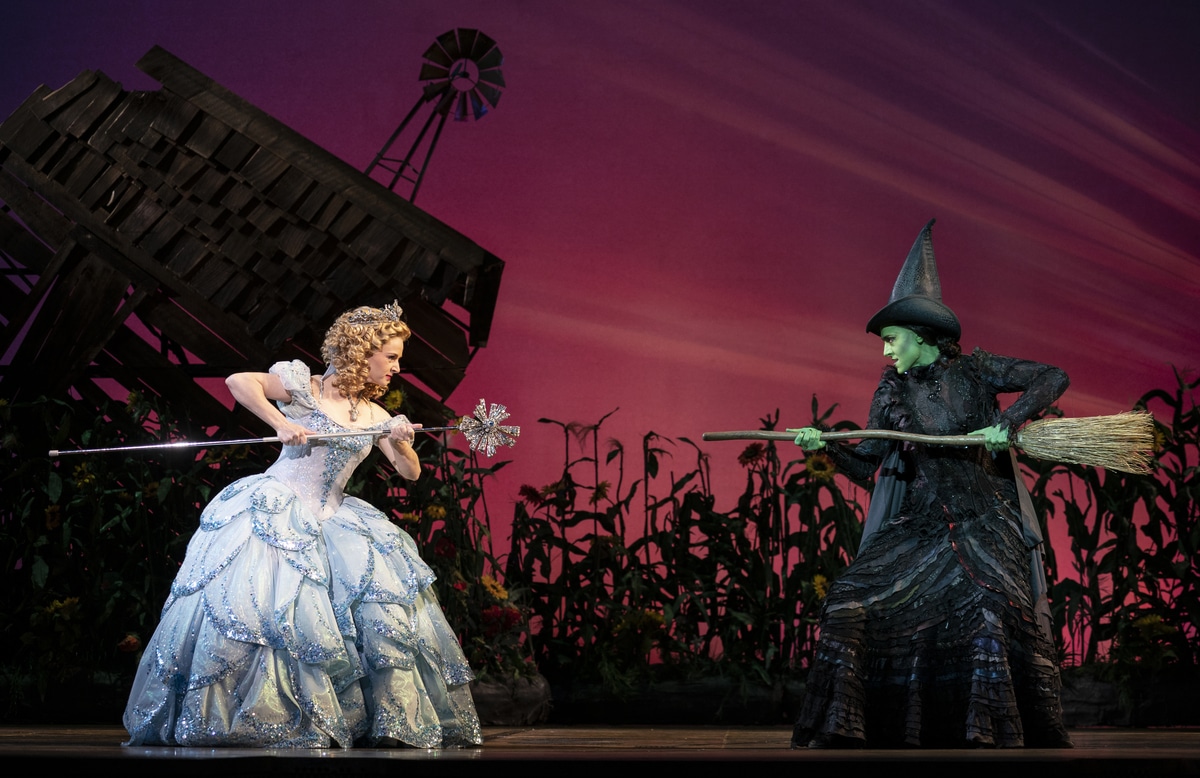 Jennafer Newberry as Glinda and Lissa deGuzman as Elphaba in the National Tour of WICKED