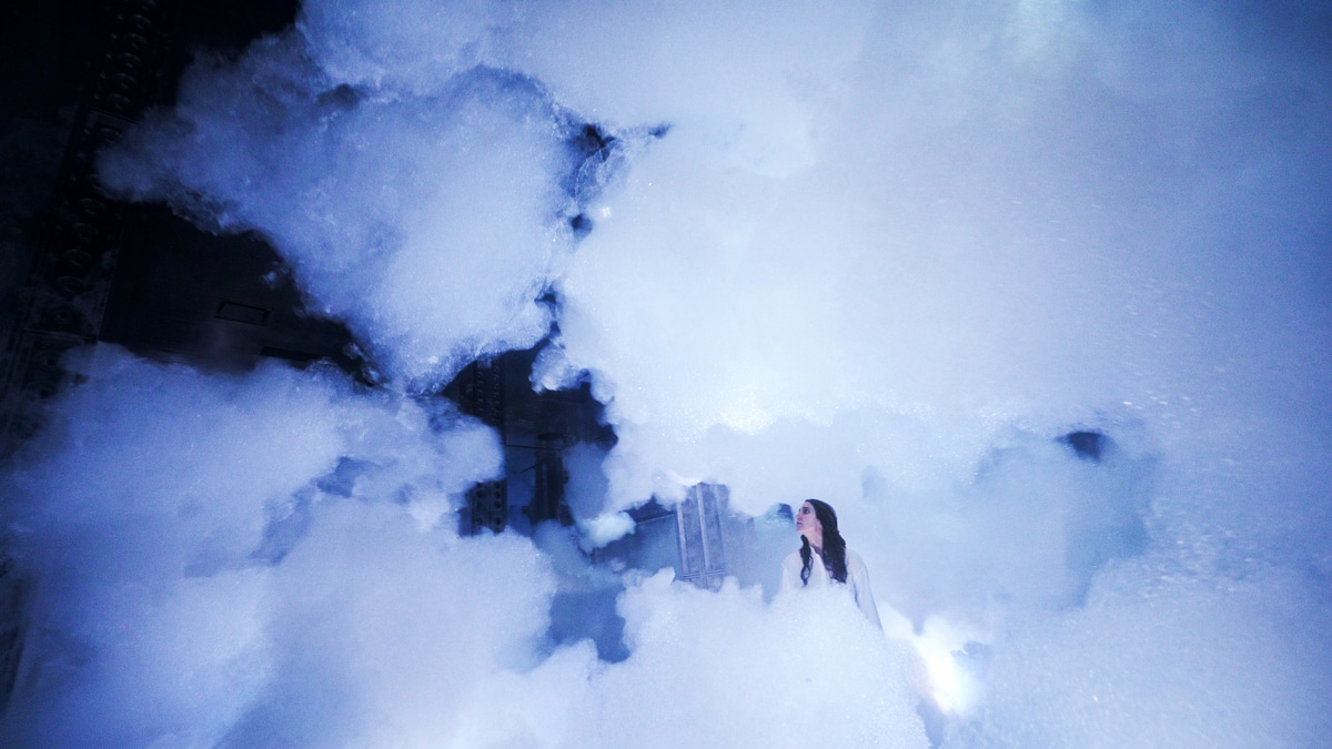Massless Clouds Between Sculpture and Life