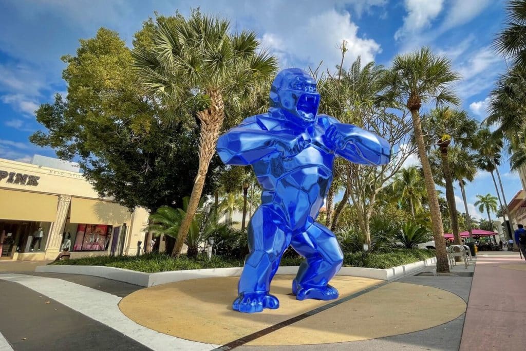 Wild Kong, a giant blue gorilla sculpture by Richard Orlinski, in the middle of Lincoln Road