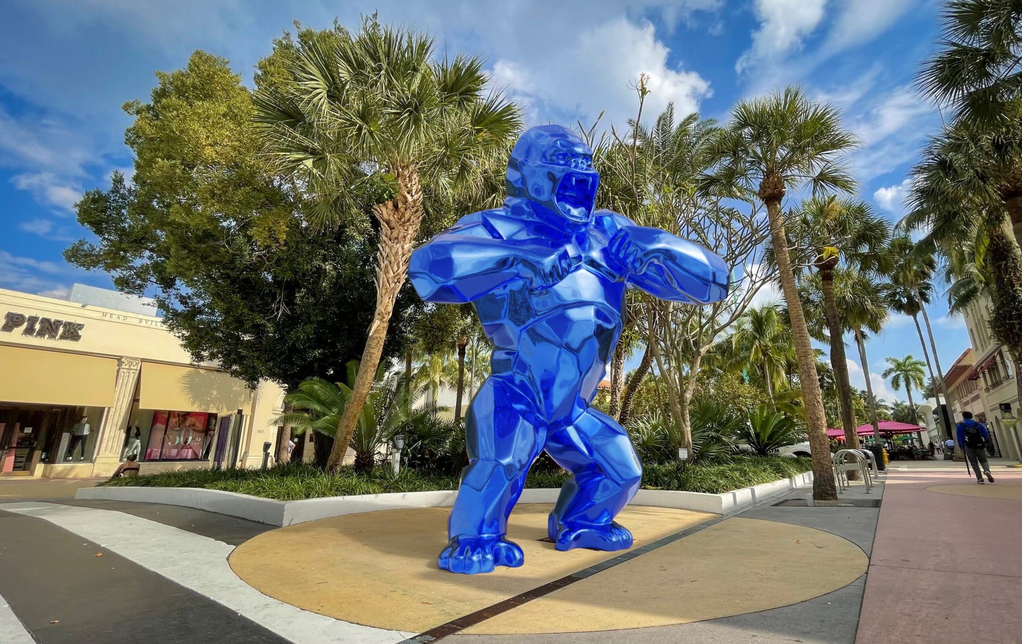 Wild Kong, a giant blue gorilla sculpture by Richard Orlinski, in the middle of Lincoln Road