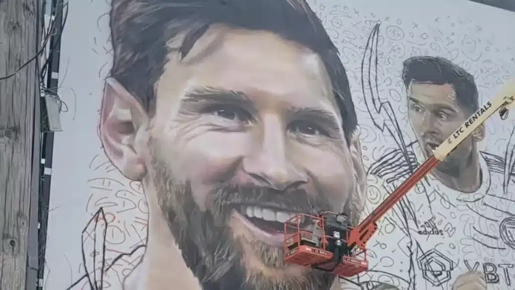 David Beckham adding finishing touches to Messi mural in Wynwood